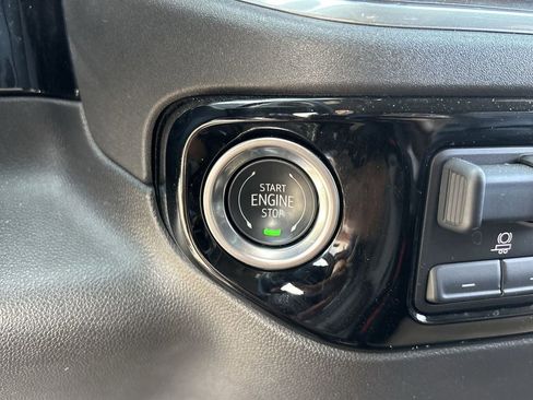 Used 2025 GMC Sierra 1500 SLT image 17