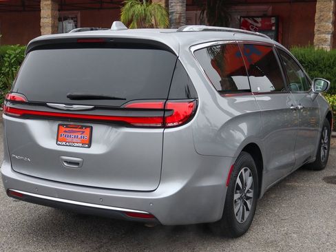 Used 2021 Chrysler Pacifica Touring-L image 9