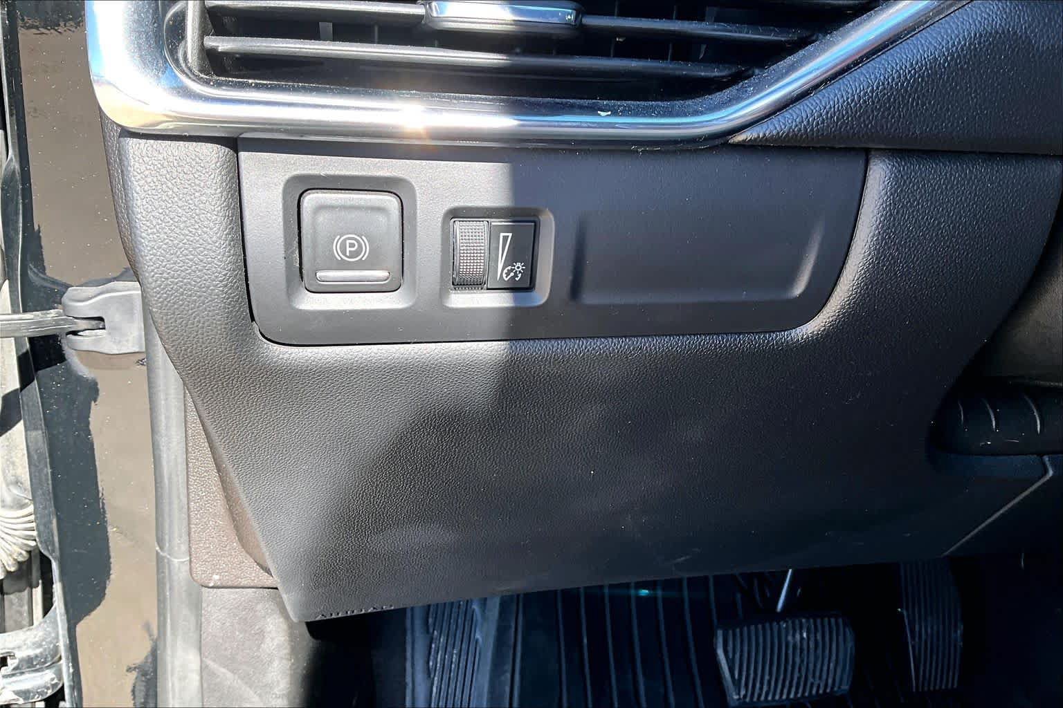 Used 2022 Cadillac XT4 Premium Luxury w/ LPO, ONYX Package FWD image 32