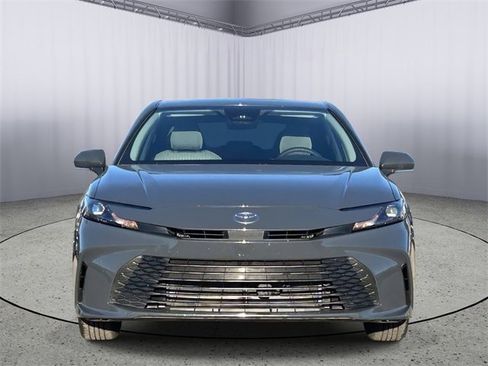 Used 2025 Toyota Camry LE image 4