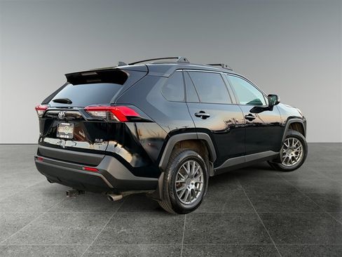 Used 2020 Toyota RAV4 XLE w/ XLE Grade Weather Package AWD/4WD image 6