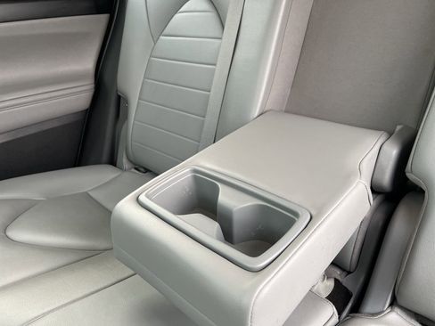 Used 2020 Toyota Highlander XLE image 39