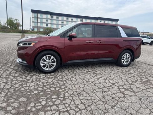 Used 2024 Kia Carnival LX FWD image 3