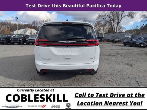 New 2026 Chrysler Pacifica Select image 10