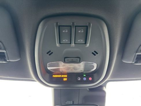 Used 2024 Chevrolet Trax RS w/ Sunroof Package FWD image 32