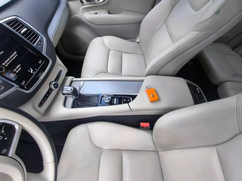 Used 2021 Volvo XC90 T5 Momentum w/ Protection Package Premier FWD image 26