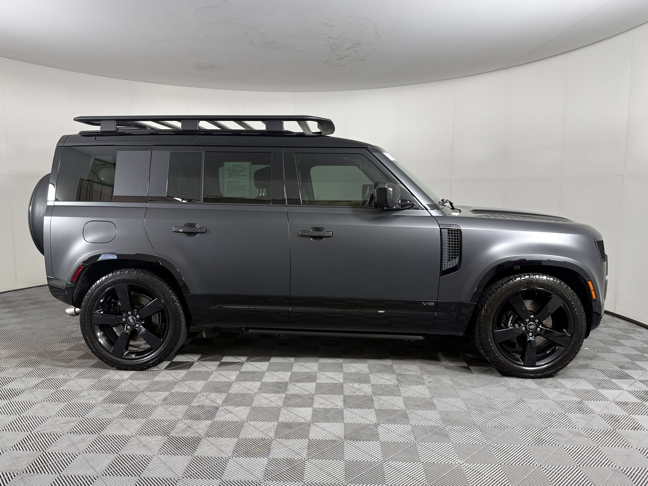 Used 2025 Land Rover Defender 110 V8 AWD/4WD image 8