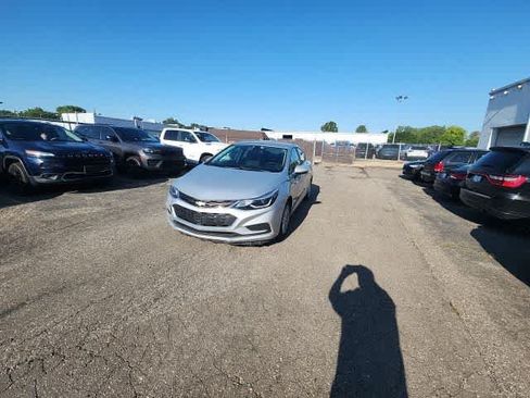 Used 2016 Chevrolet Cruze LT w/ Convenience Package FWD image 3