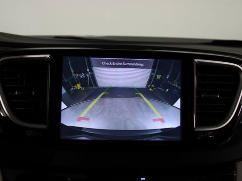 Used 2024 Chrysler Pacifica Touring-L image 26