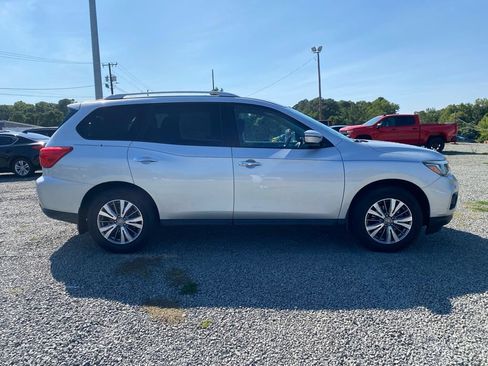 Used 2020 Nissan Pathfinder SV FWD image 2