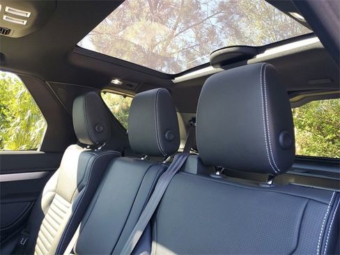 Used 2025 Land Rover Discovery Dynamic SE image 14