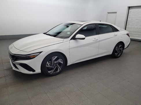 Used 2025 Hyundai Elantra SEL FWD image 2