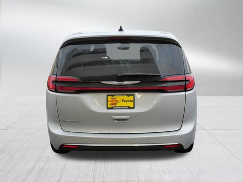 Used 2024 Chrysler Pacifica Touring-L image 6