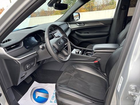 Used 2023 Jeep Grand Cherokee L Laredo image 34