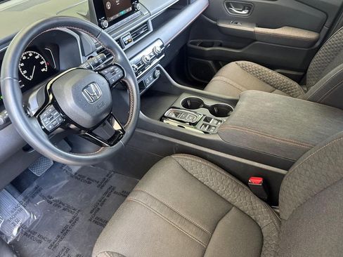 Used 2025 Honda Pilot Sport image 4