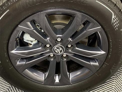 Used 2025 Toyota Sienna XSE image 31