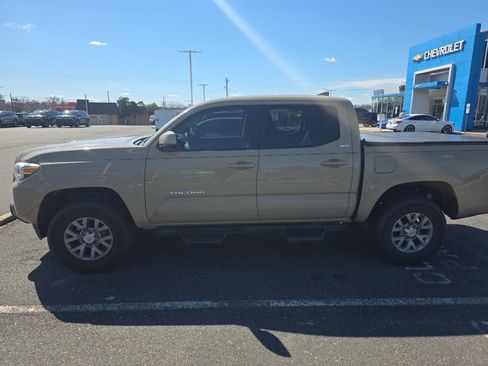Used 2016 Toyota Tacoma SR5 w/ Towing Package image 4