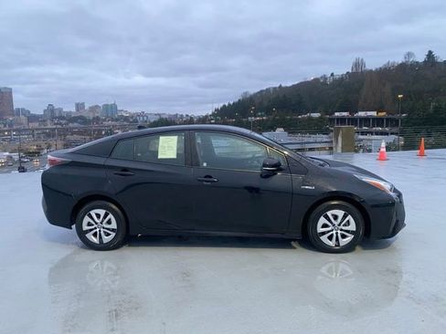 Used 2016 Toyota Prius Four image 2