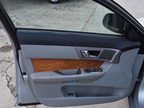 Used 2009 Jaguar XF Luxury image 23