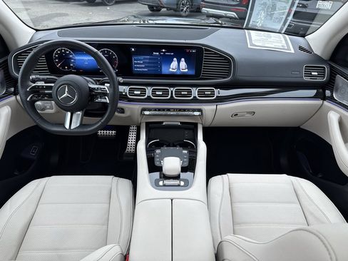 Used 2024 Mercedes-Benz GLS 580 4MATIC image 11