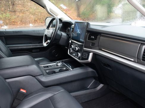 Used 2024 Ford Expedition XLT image 43