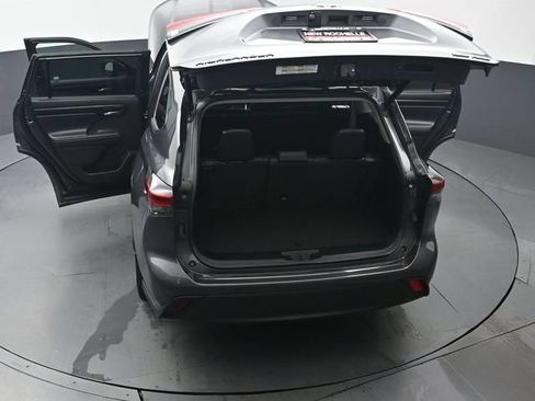 Used 2022 Toyota Highlander XLE AWD/4WD image 47