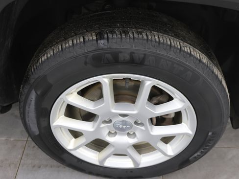 Used 2019 Jeep Renegade Latitude image 3