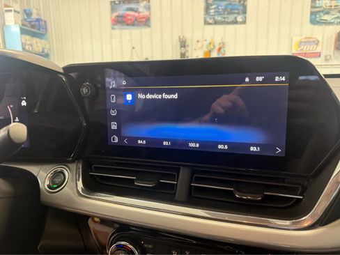 Used 2025 Chevrolet Trax LT FWD image 11