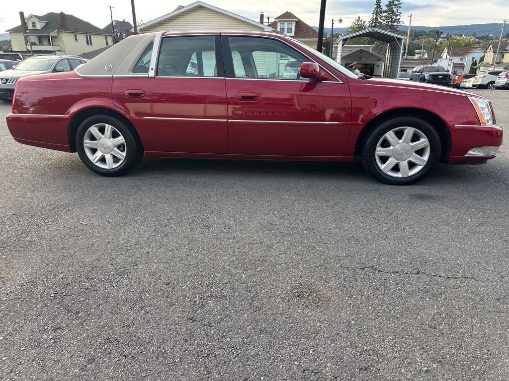 Used 2006 Cadillac DTS w/ Trunk Convenience Package FWD image 3