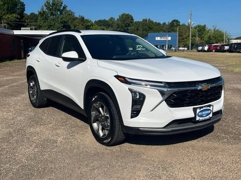 Used 2025 Chevrolet Trax LT FWD image 1