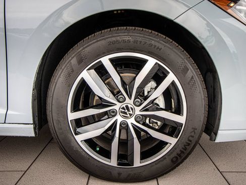 Used 2025 Volkswagen Jetta SE FWD image 4