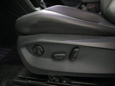 Used 2024 Volkswagen Tiguan SE image 18