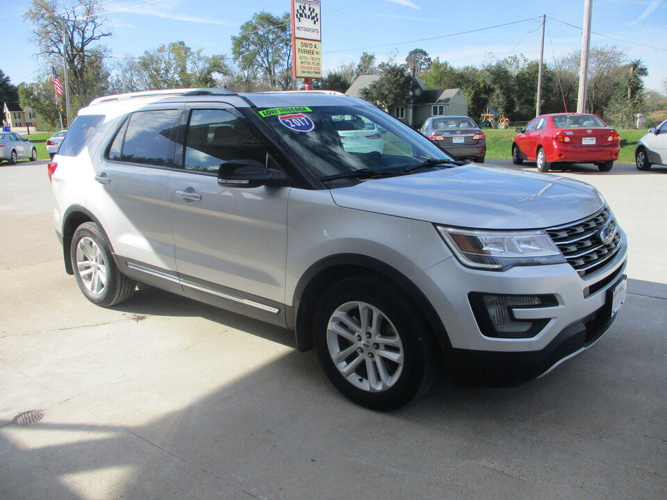 Used 2017 Ford Explorer XLT w/ Equipment Group 202A FWD image 18