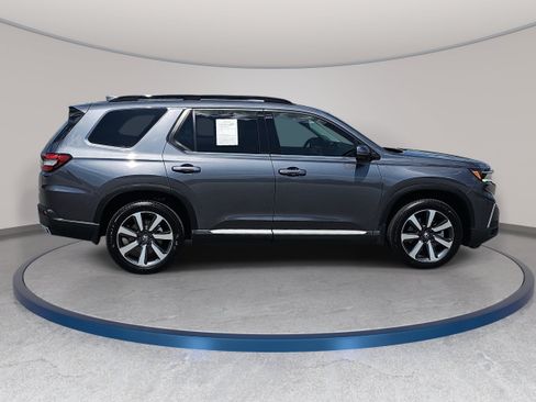 Used 2025 Honda Pilot Touring image 4