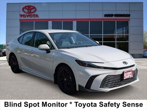 Certified 2025 Toyota Camry SE FWD image 1