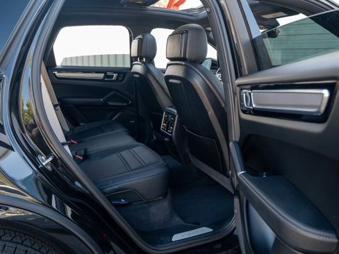 Certified 2023 Porsche Cayenne Platinum Edition image 37