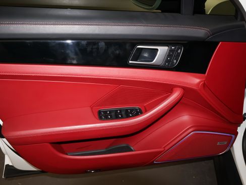 Used 2022 Porsche Panamera image 17