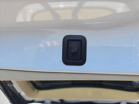 Used 2018 Toyota Highlander XLE AWD/4WD image 13