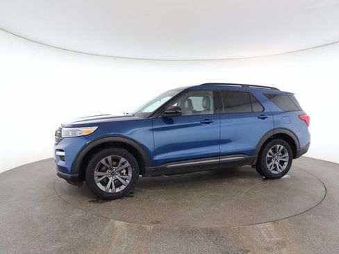 Used 2022 Ford Explorer XLT w/ Equipment Group 202A image 4