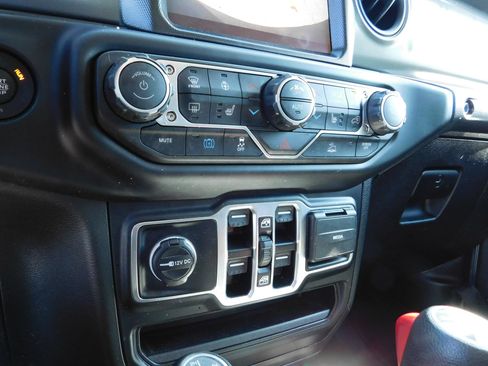 Used 2023 Jeep Wrangler Unlimited w/ Cold Weather Group AWD/4WD image 22