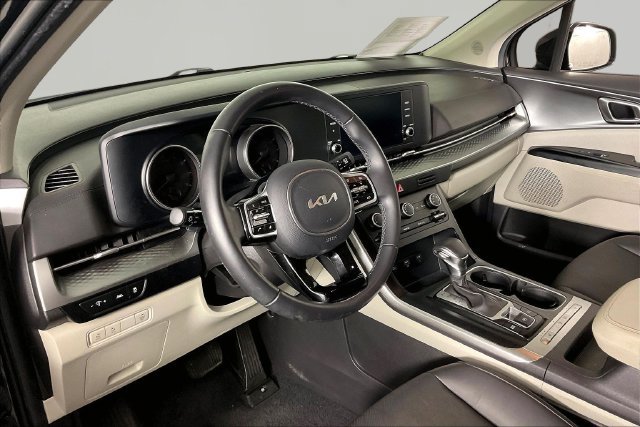 Used 2022 Kia Carnival LX FWD image 16