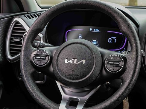 Certified 2025 Kia Soul LX w/ LX Technology Package image 9