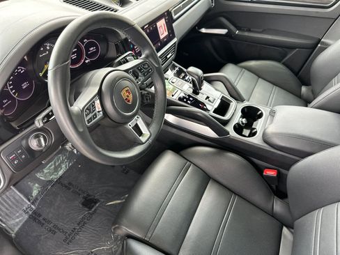 Certified 2022 Porsche Cayenne Turbo S AWD/4WD image 4