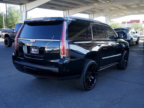 Used 2019 Cadillac Escalade Platinum image 3
