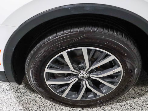Used 2019 Volkswagen Tiguan SE w/ Panoramic Sunroof Package image 11