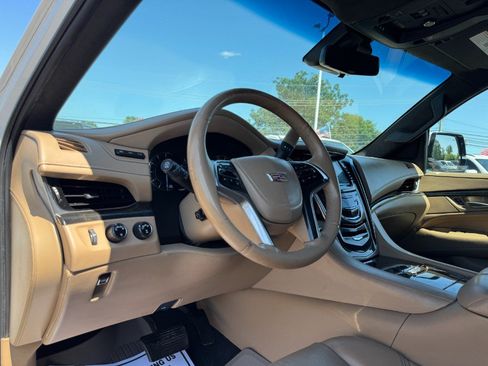 Used 2018 Cadillac Escalade Platinum AWD/4WD image 14
