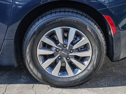 Used 2022 Chrysler Pacifica Touring-L image 10