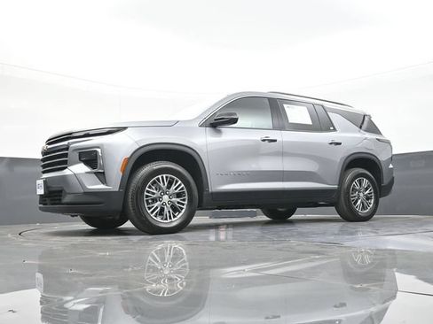 Used 2025 Chevrolet Traverse LT w/ Driver Confidence Package FWD image 54