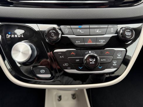 Used 2024 Chrysler Pacifica Touring-L image 25