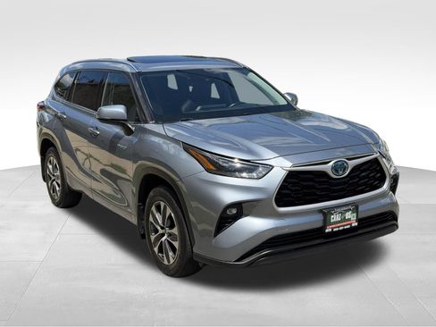 Used 2021 Toyota Highlander XLE AWD/4WD image 3